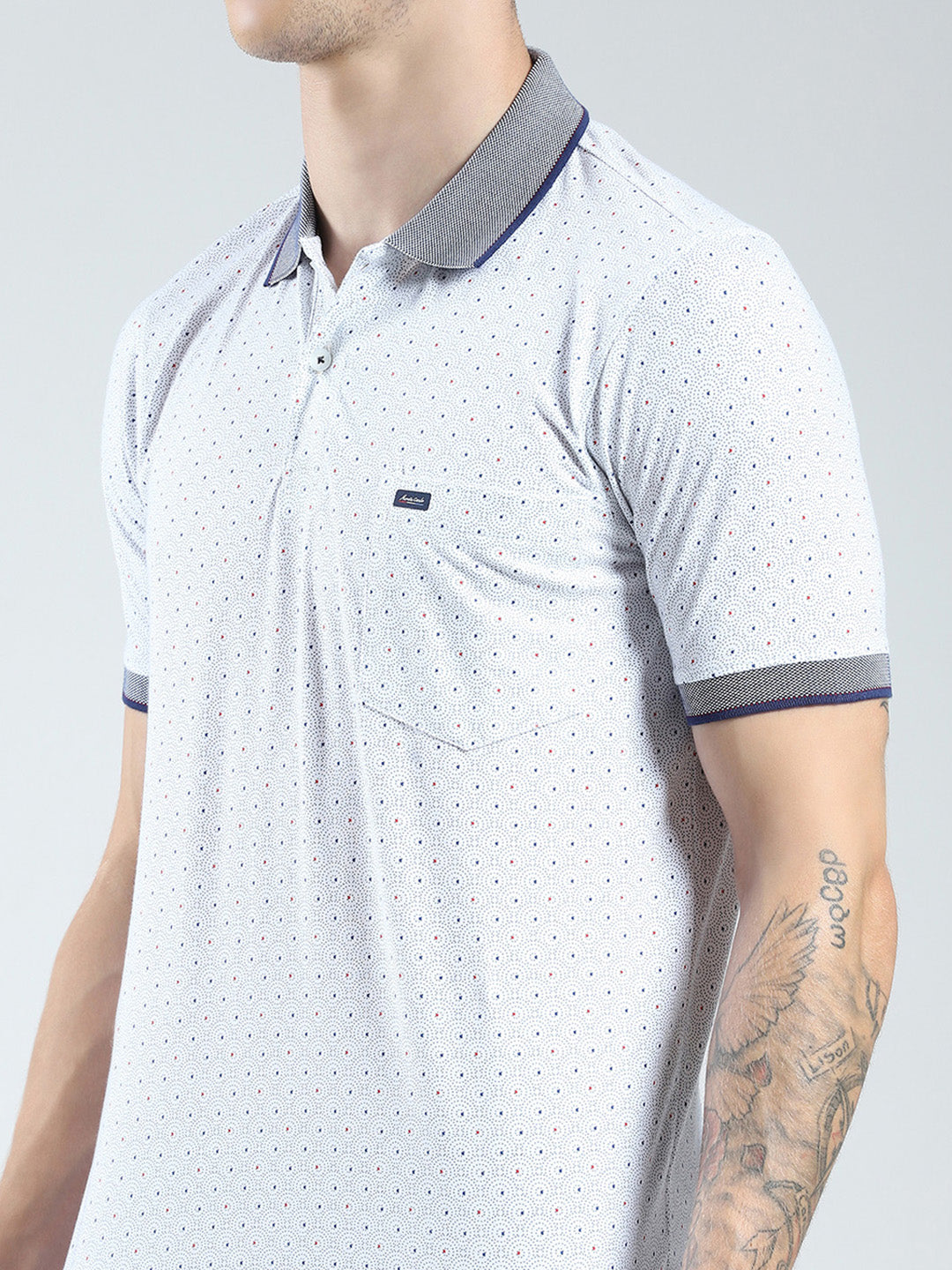 Men White Solid Collar Half Sleeve T-Shirt