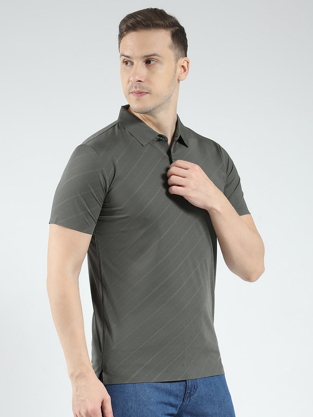 Men Olive Solid Collar Half Sleeve T-Shirt