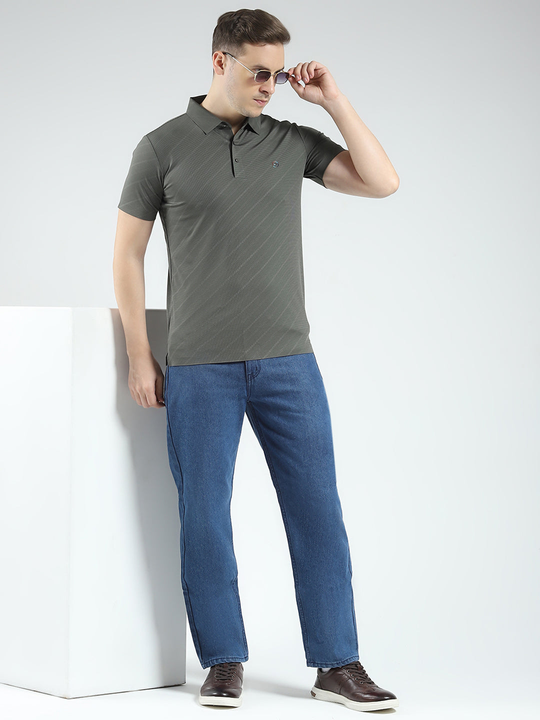 Men Olive Solid Collar Half Sleeve T-Shirt