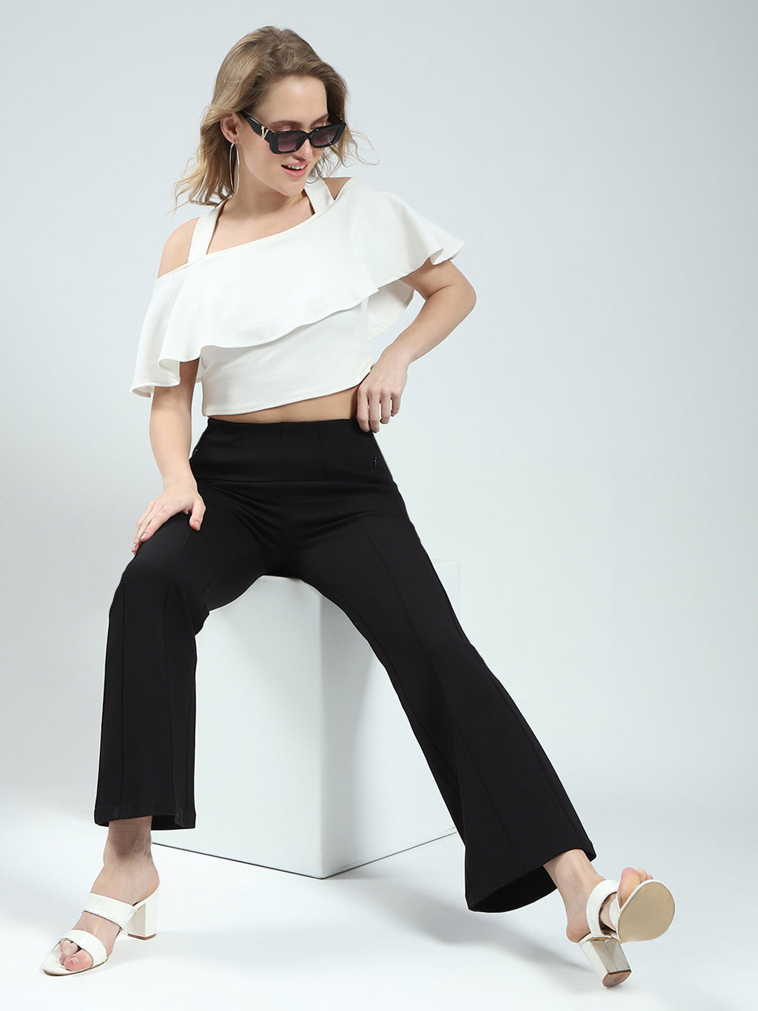 Women Black Solid Regular Fit Jegging