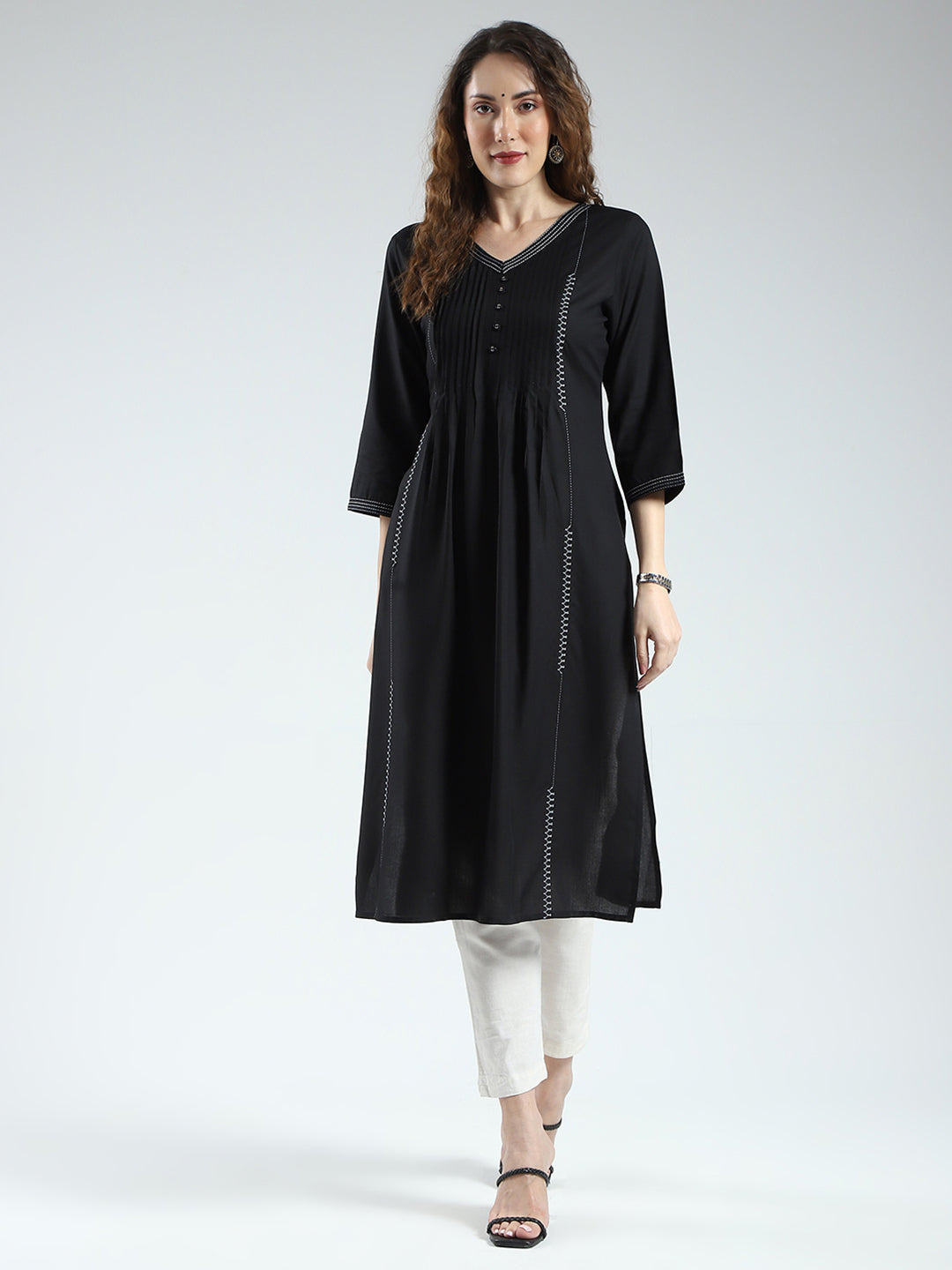 Women Black Solid V Neck 3/4th Sleeve Kurti