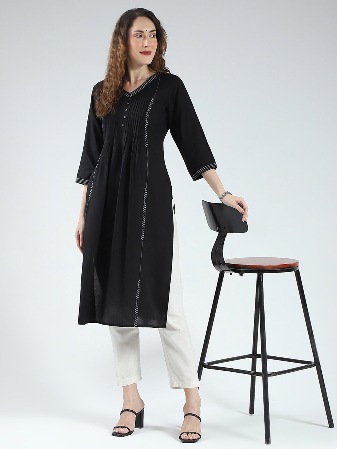 Women Black Solid V Neck 3/4th Sleeve Kurti