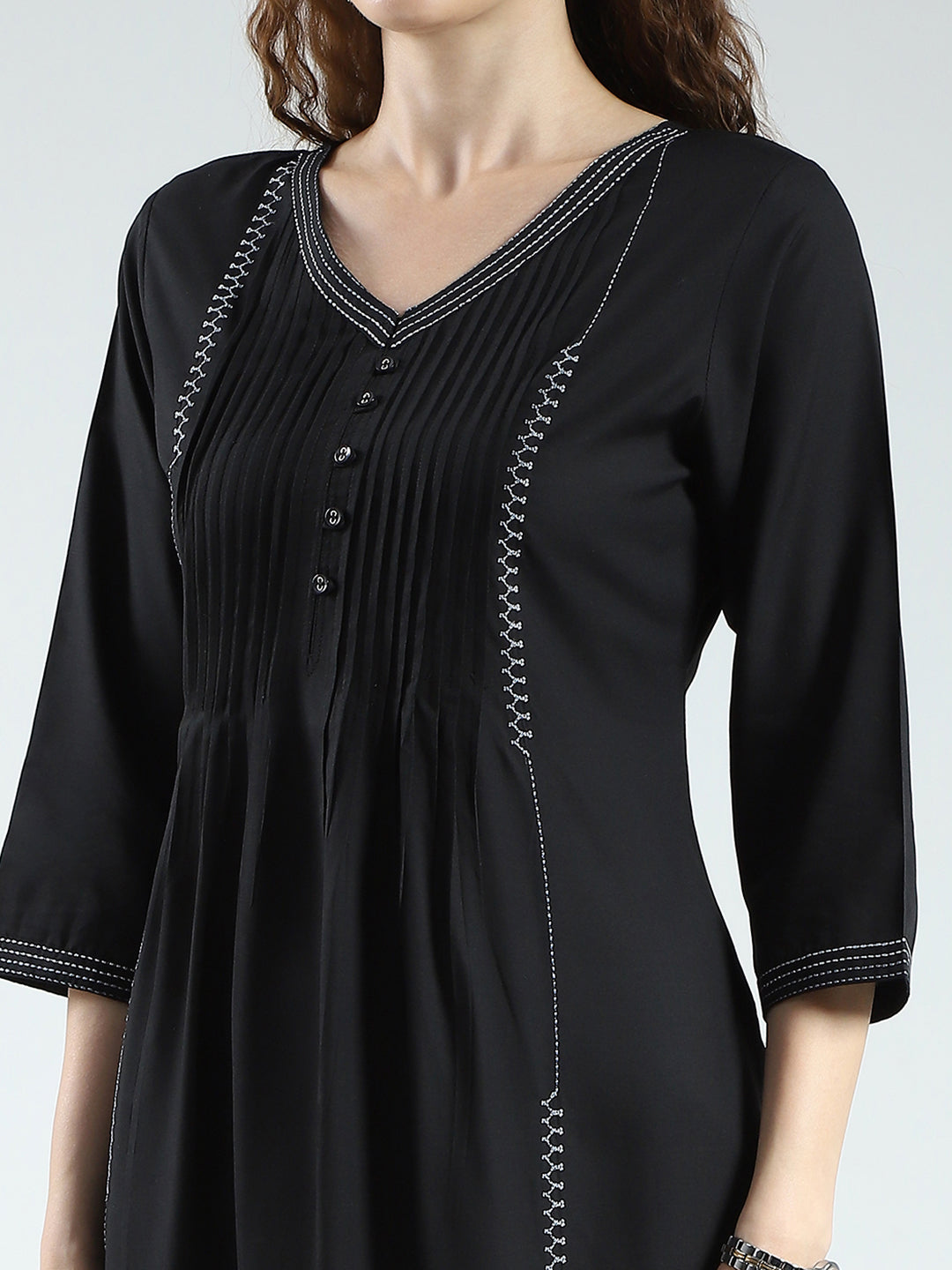 Women Black Solid V Neck 3/4th Sleeve Kurti