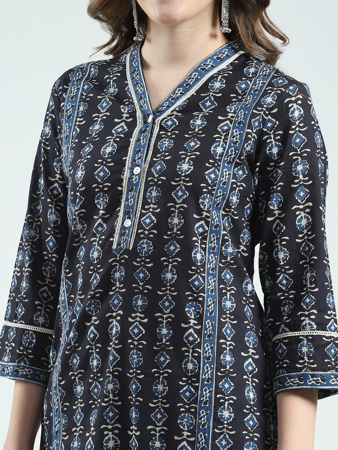 Women Navy Blue Printed V Neck 3/4th Sleeve Kurti