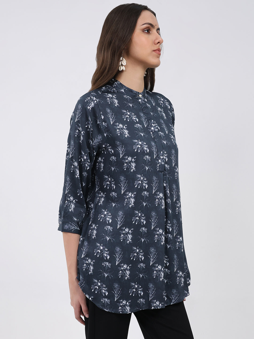 Women Grey Printed Round Neck 3/4th Sleeve Winter Kurti