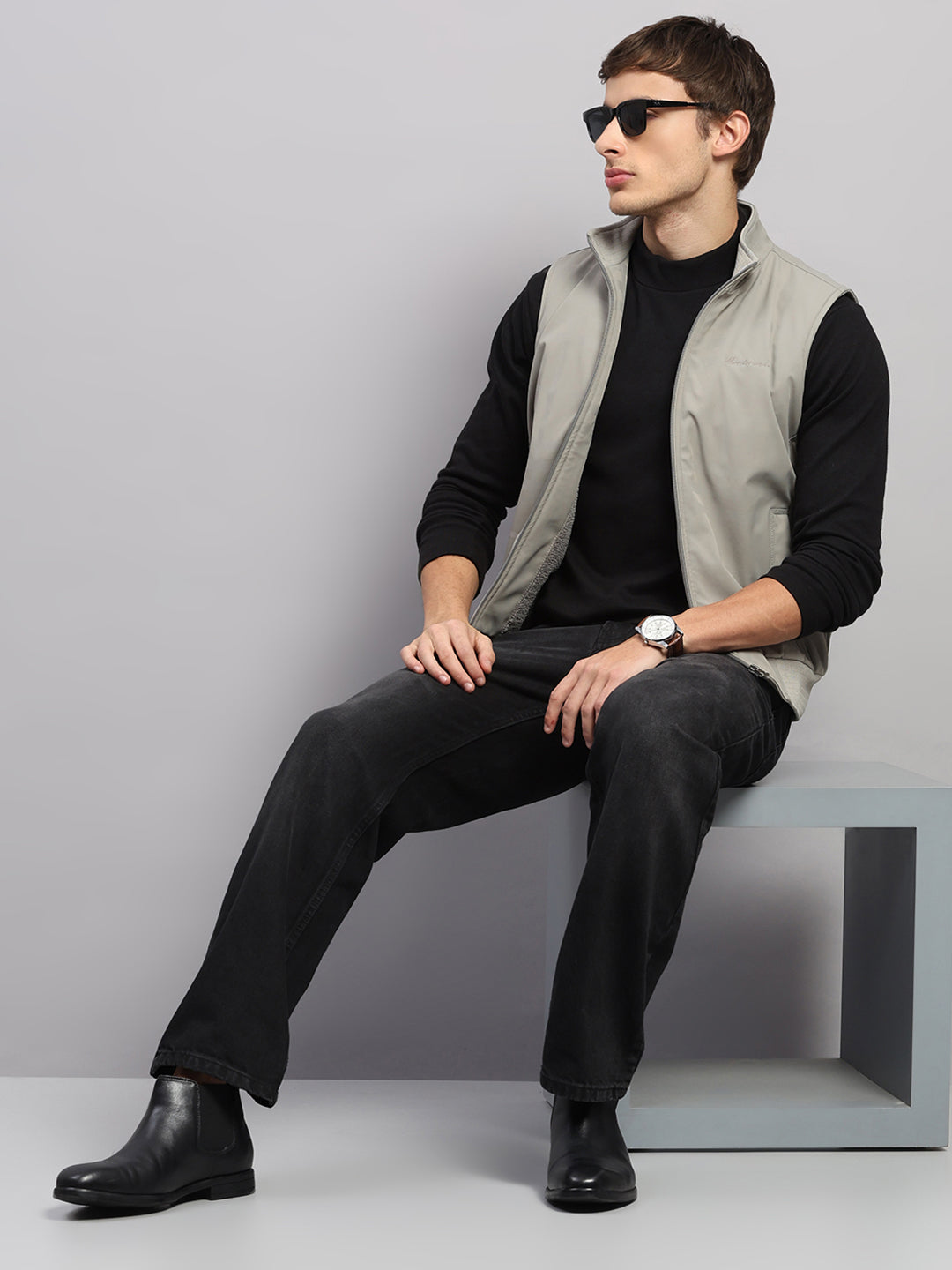 Men Light Grey Solid Collar Sleeveless Jacket