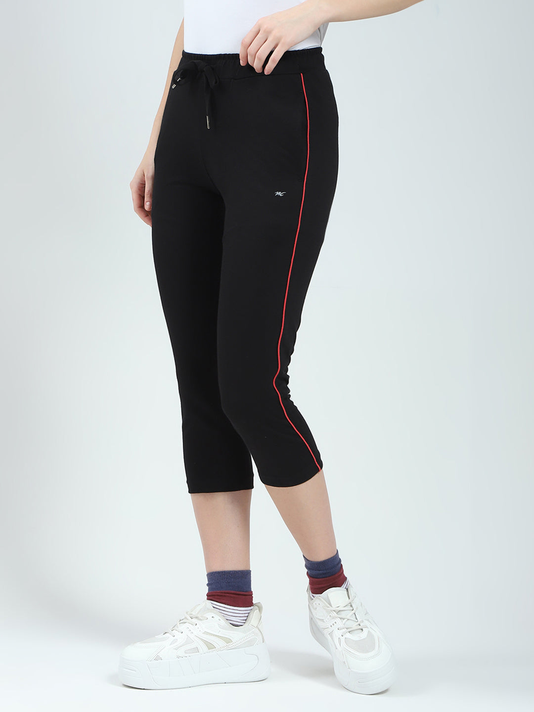 Women Black Solid Regular Fit Capri