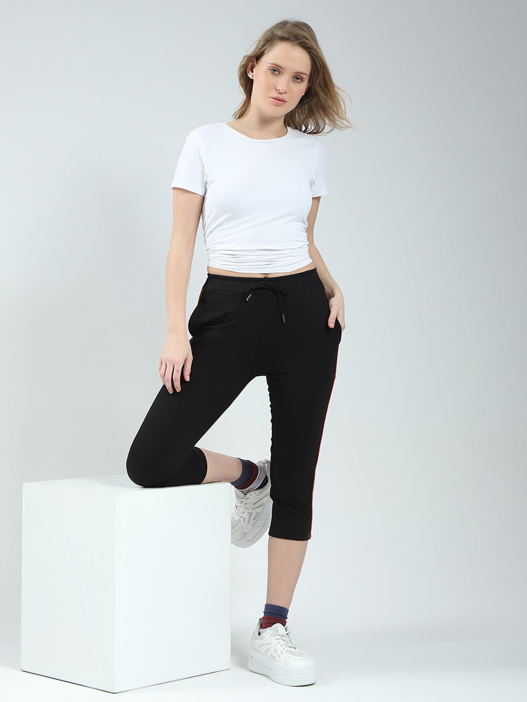 Women Black Solid Regular Fit Capri