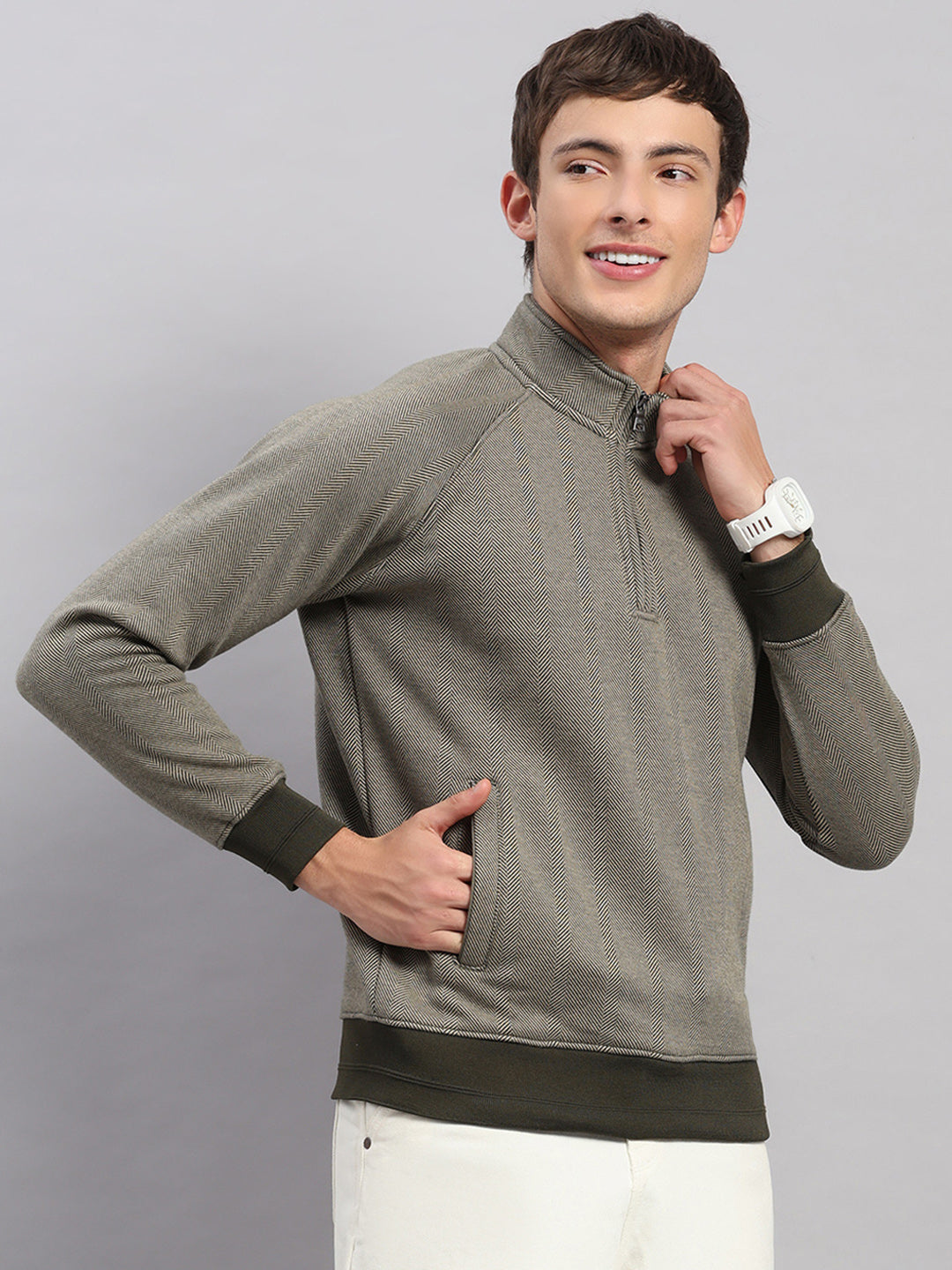 Men Olive Solid Collar Full Sleeve Sweatshirt
