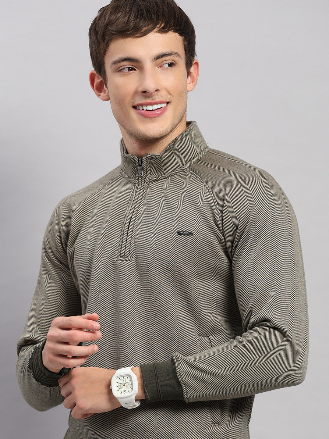 Men Olive Solid Collar Full Sleeve Sweatshirt