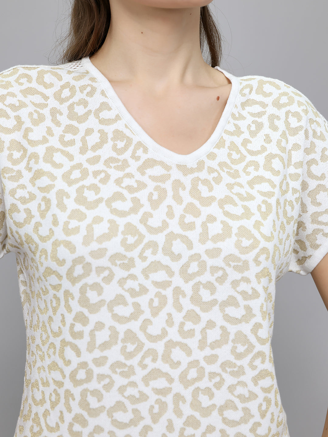 Women Off White Jacquard V Neck Half Sleeve Top