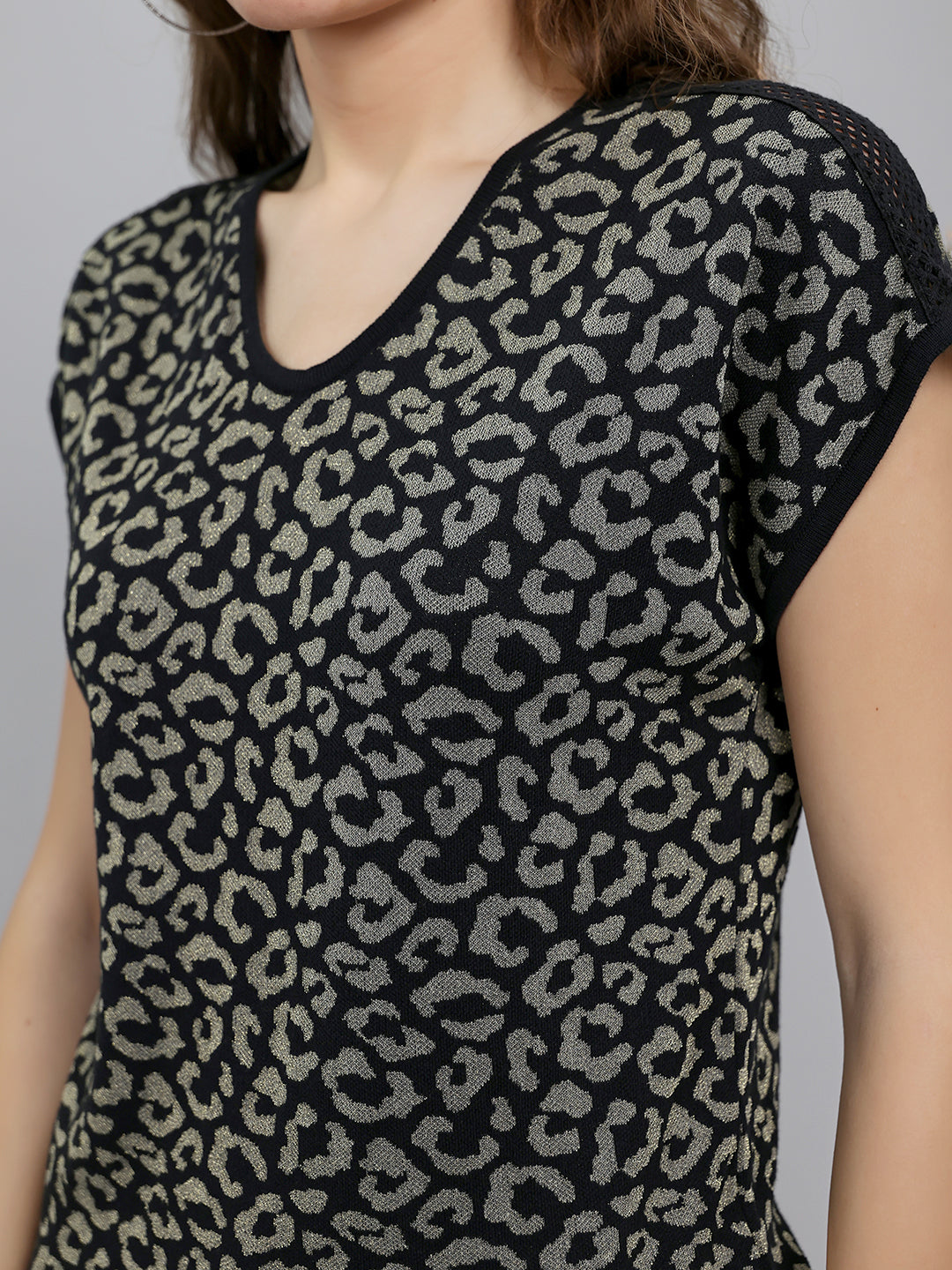 Women Black Jacquard V Neck Half Sleeve Top