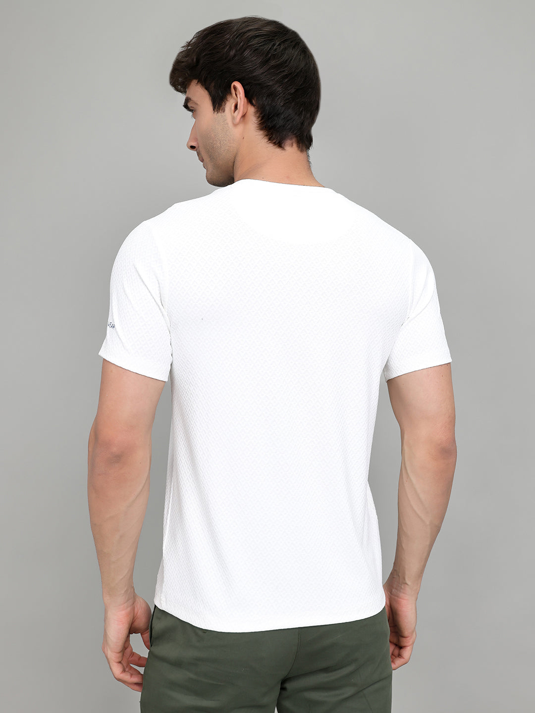 Men Off White Solid Round Neck Half Sleeve T-Shirt