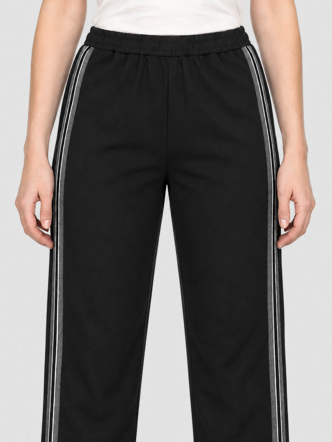 Women Black Solid Regular Fit Winter Lower