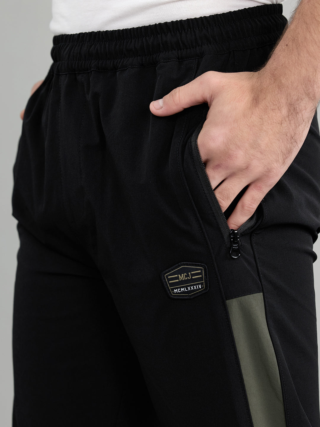 Men Black Solid Regular Fit Lower
