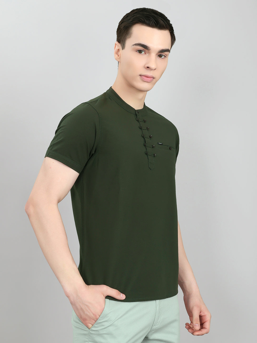 Men Olive Solid Henley Neck Half Sleeve T-Shirt