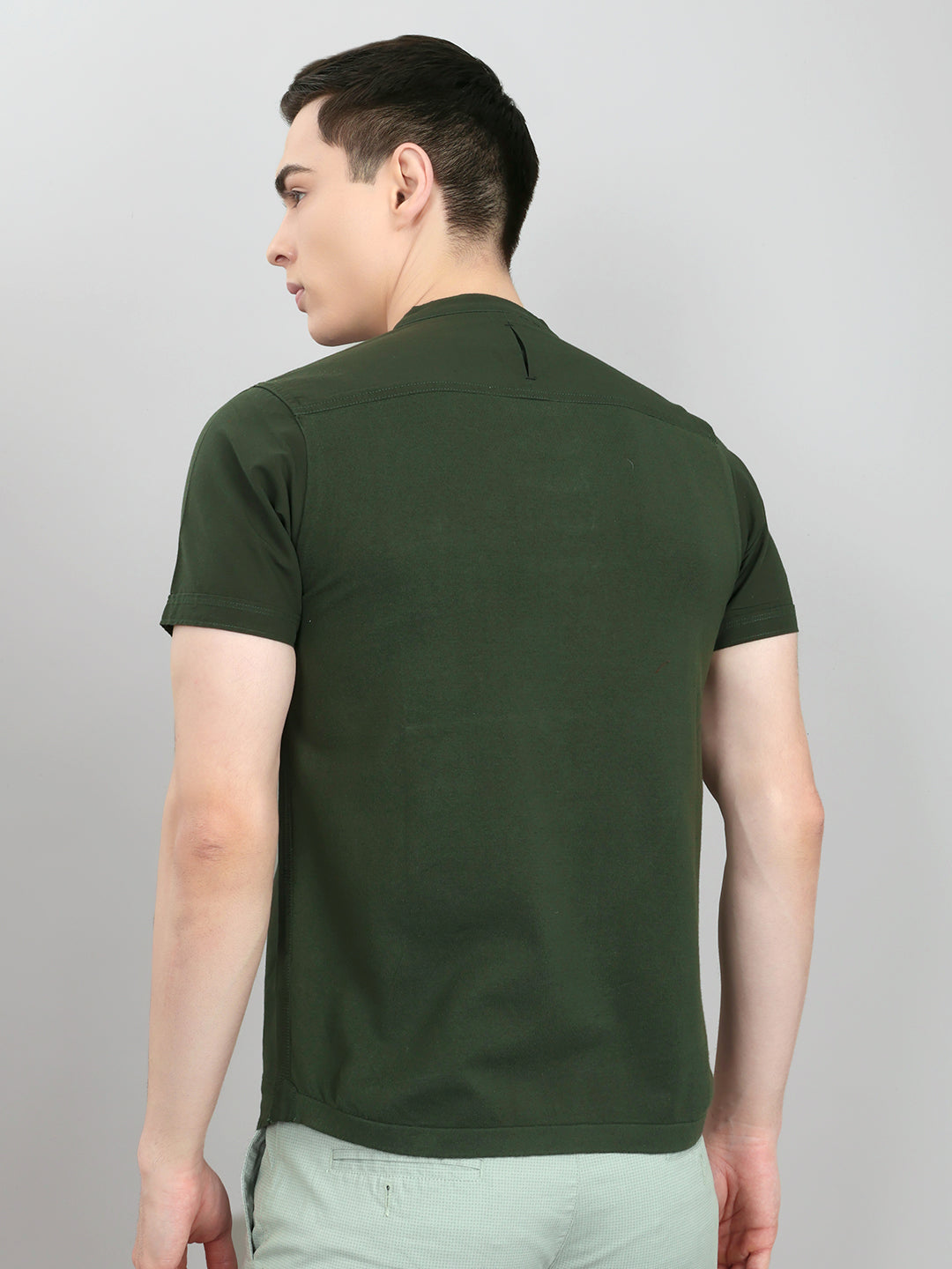 Men Olive Solid Henley Neck Half Sleeve T-Shirt