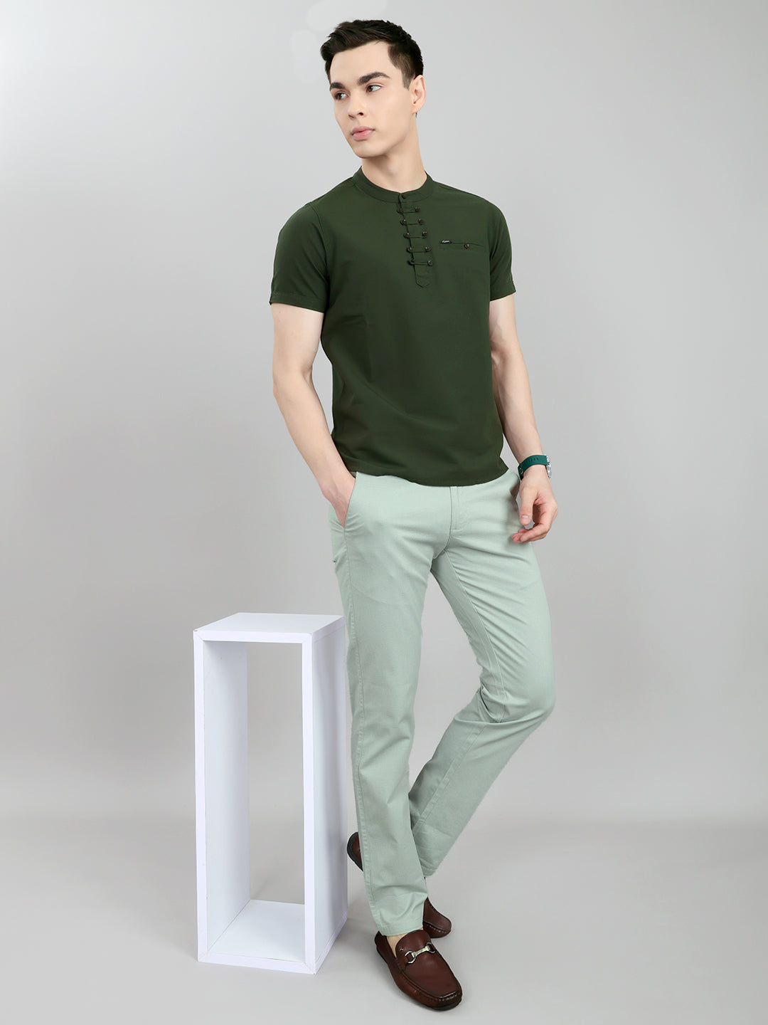 Men Olive Solid Henley Neck Half Sleeve T-Shirt
