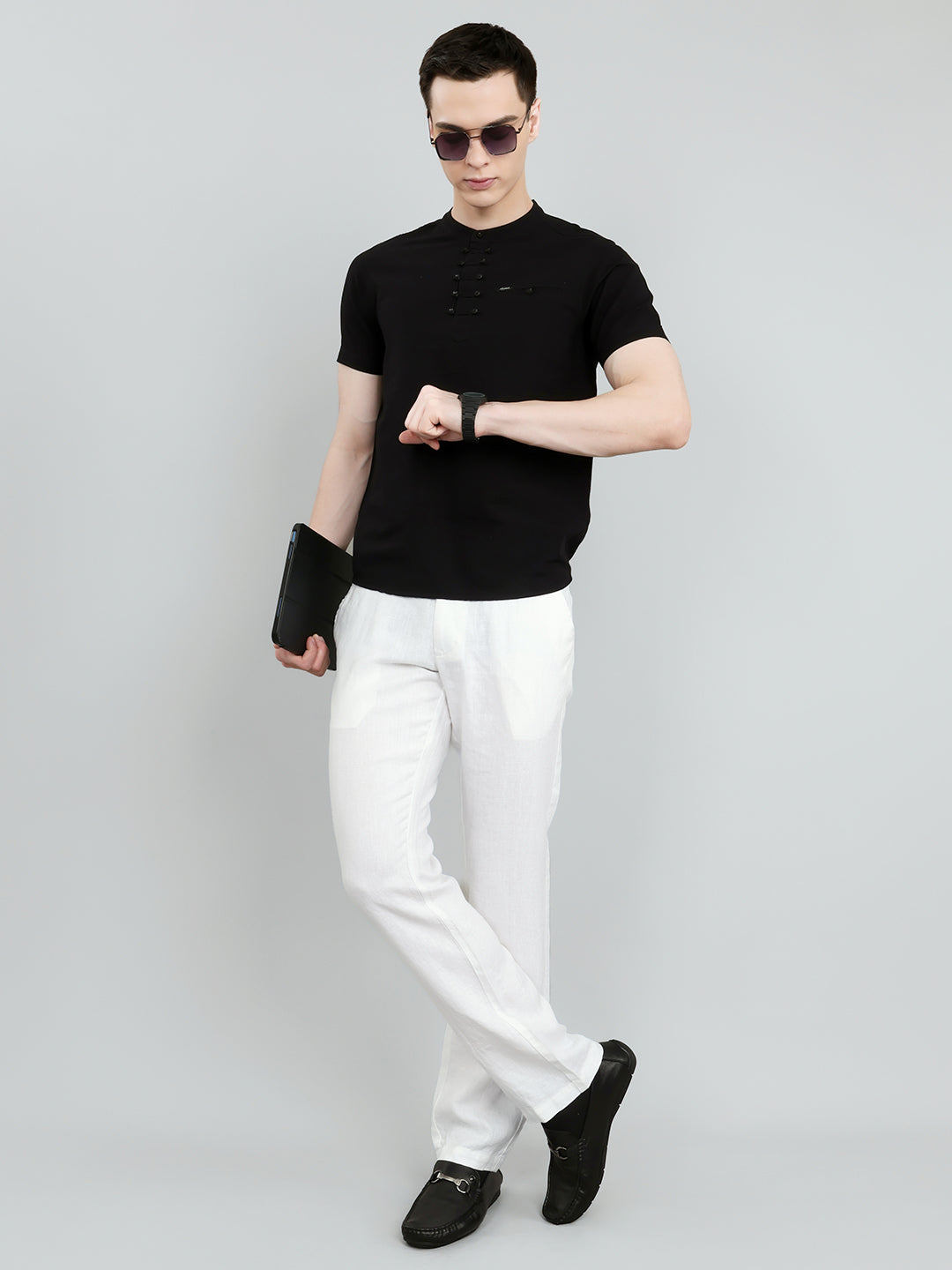 Men Black Solid Henley Neck Half Sleeve T-Shirt