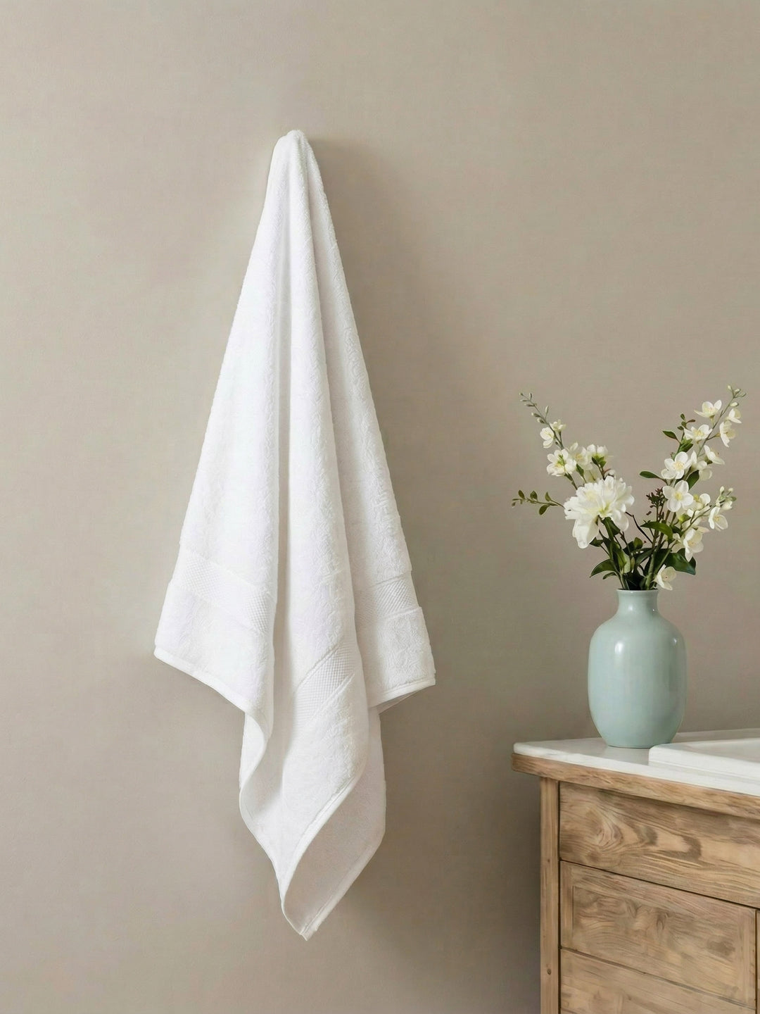 Premium White 100% Cotton Solid 525 GSM Bath Towel Iris 1 Pc Pvc Pack