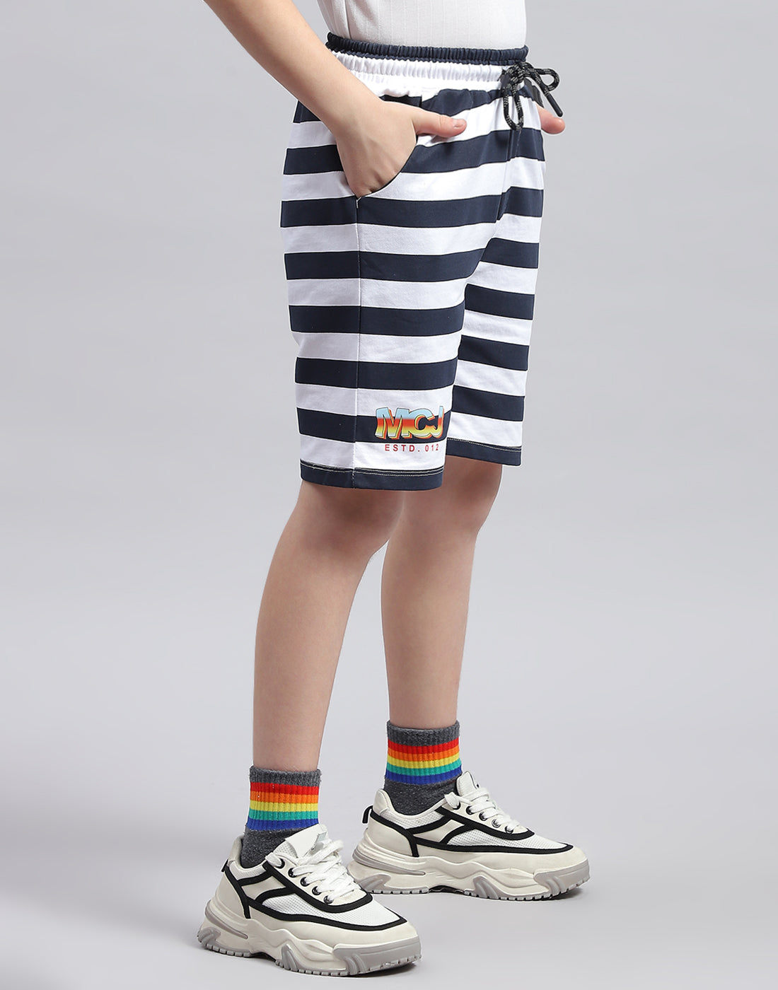 Boys White & Navy Blue Printed Regular Fit Bermuda
