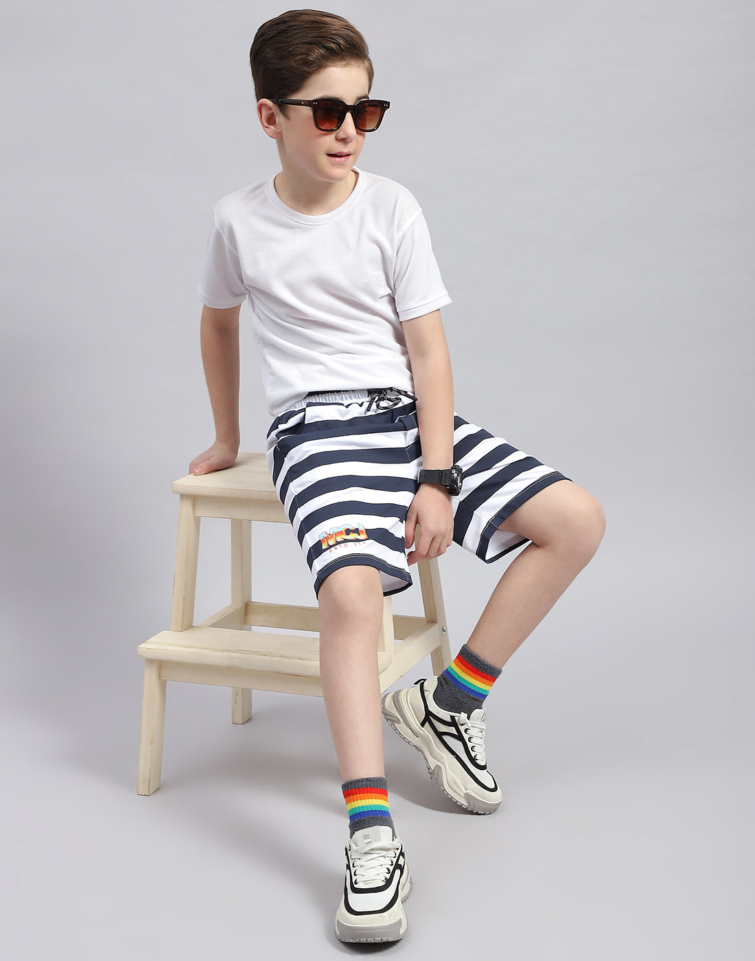 Boys White & Navy Blue Printed Regular Fit Bermuda
