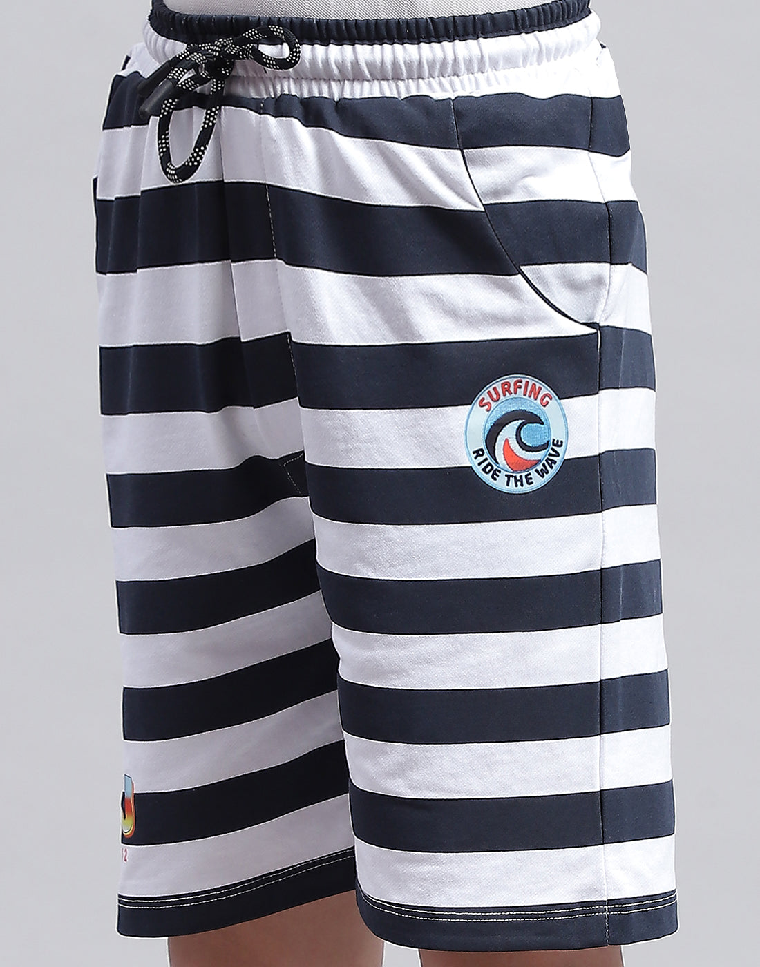 Boys White & Navy Blue Printed Regular Fit Bermuda