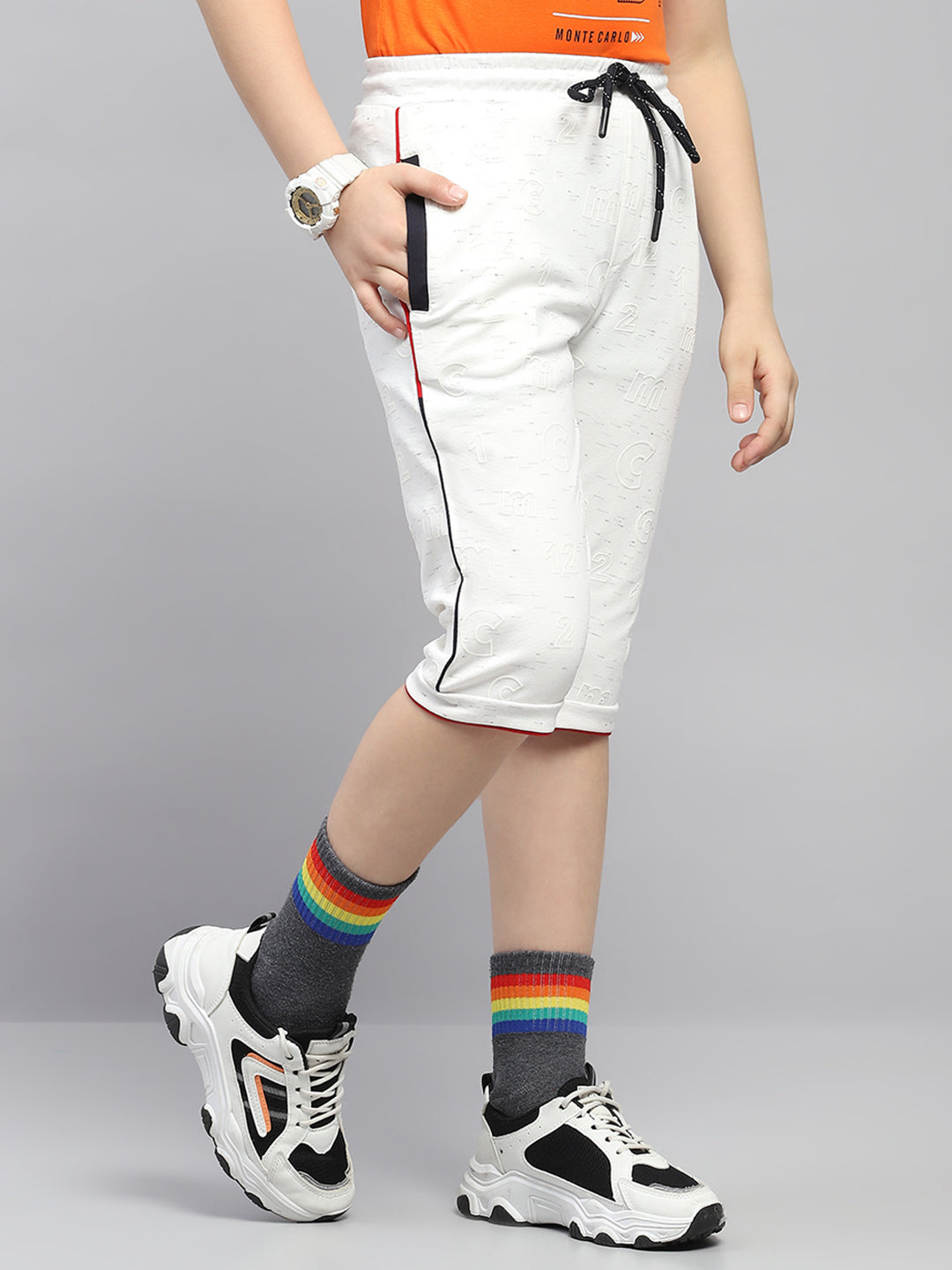 Boys Off White Printed Regular Fit Capri