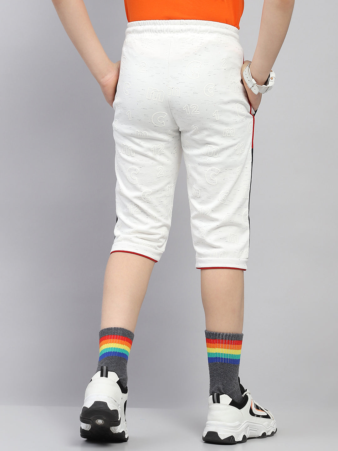 Boys Off White Printed Regular Fit Capri