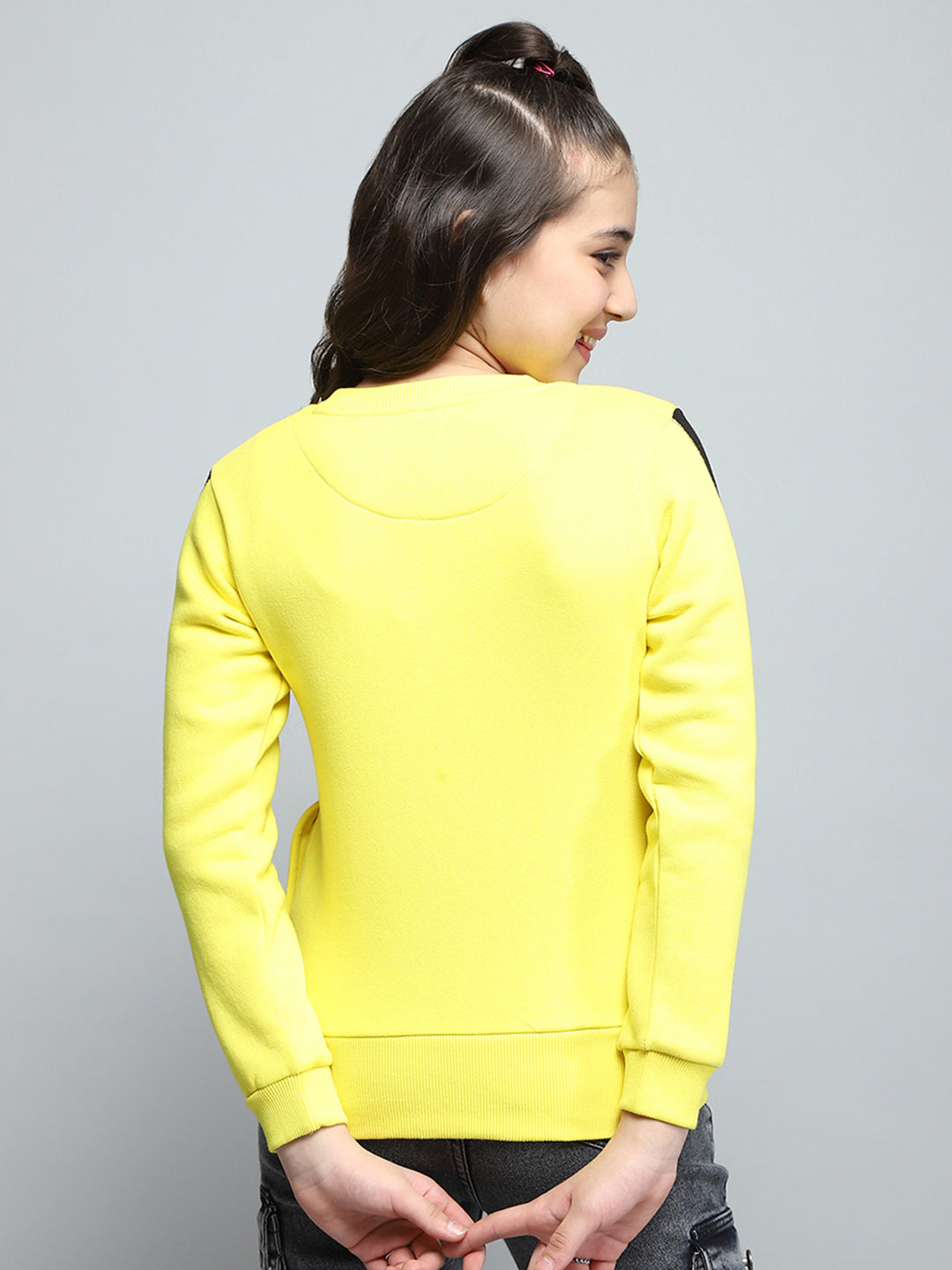 Girls Yellow Printed Round Neck Full Sleeve Sweatshirt
