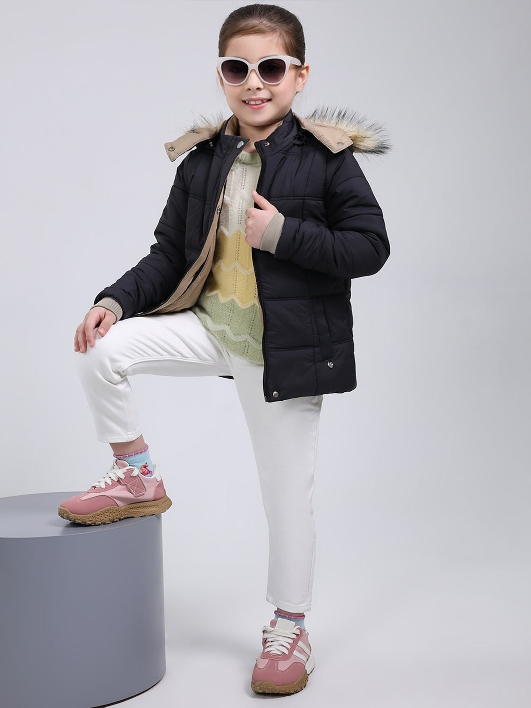 Girls Black Solid Hooded Full Sleeve Jacket