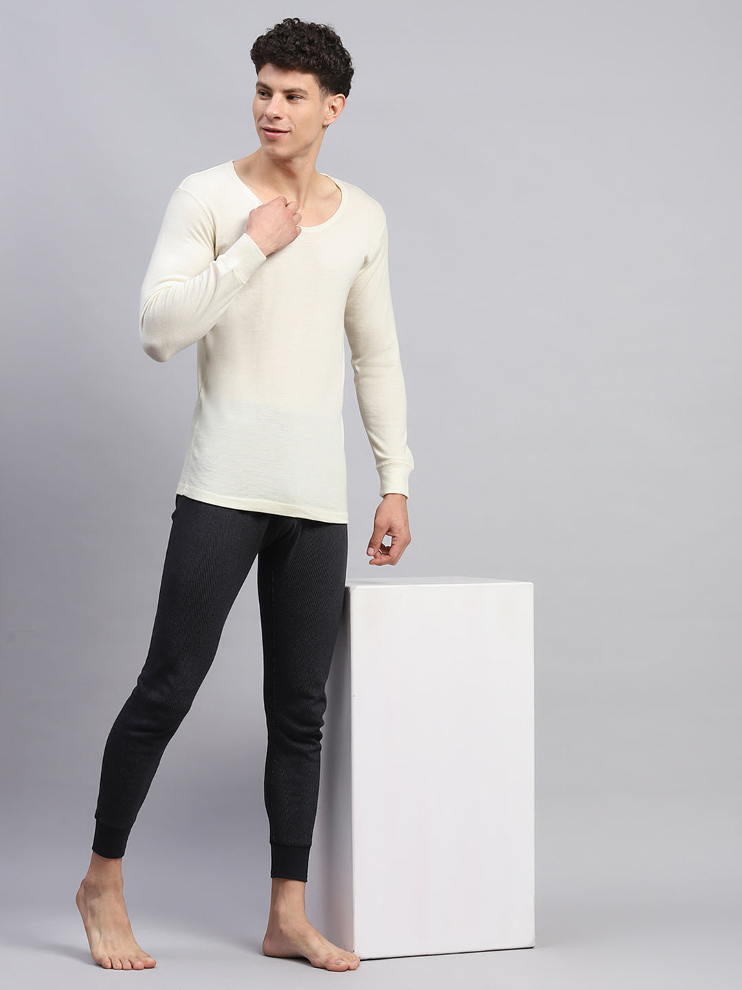 Men Cream Solid Round Neck Full Sleeve Thermal Vest