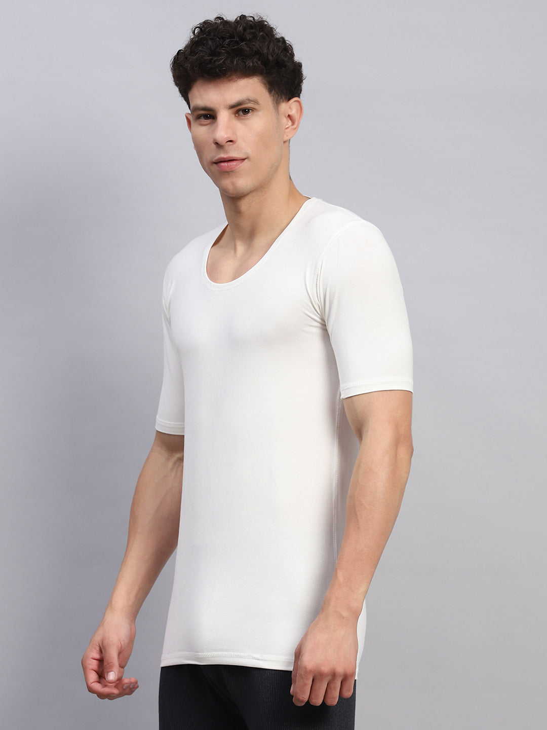 Men White Solid Round Neck Half Sleeve Thermal Vest
