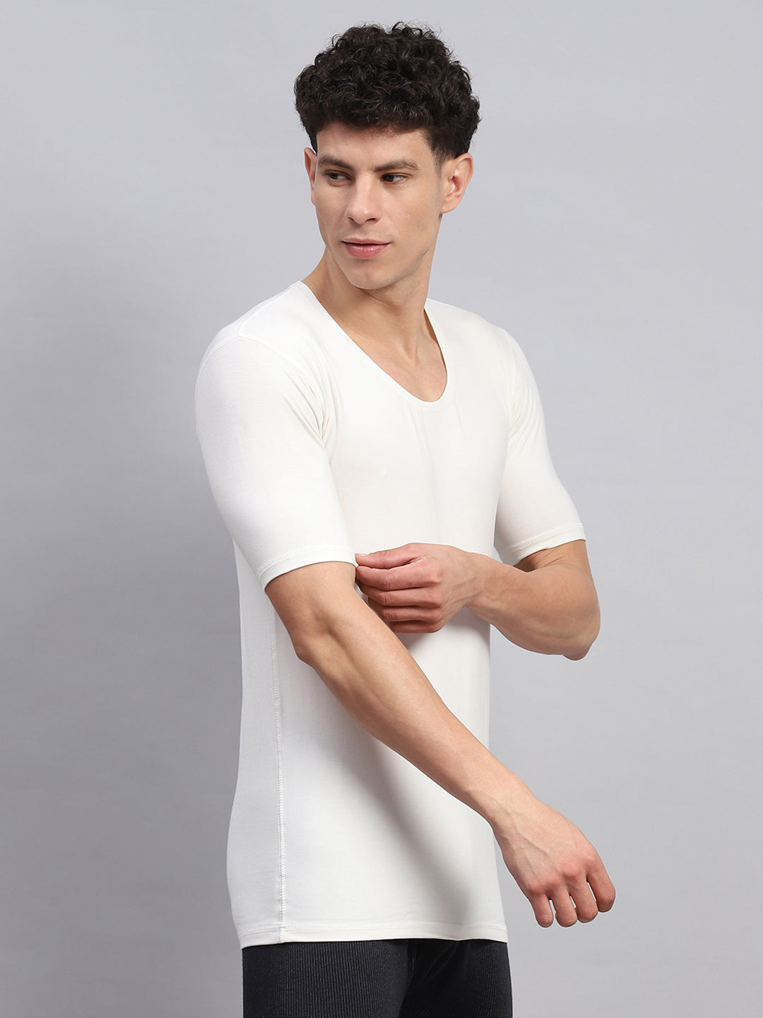 Men White Solid Round Neck Half Sleeve Thermal Vest