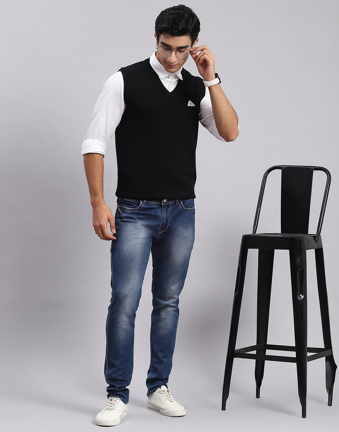 Men Black Solid V Neck Sleeveless Sweaters/Pullovers