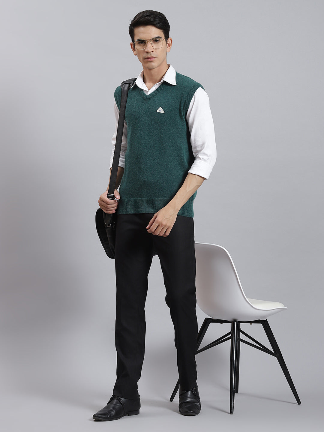 Men Green Solid V Neck Sleeveless Sweaters/Pullovers