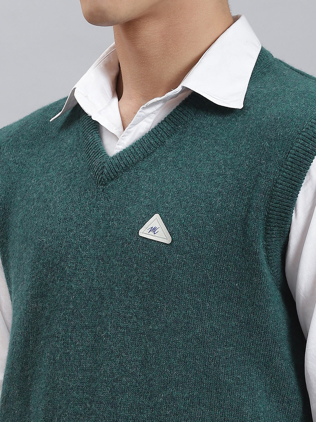 Men Green Solid V Neck Sleeveless Sweaters/Pullovers