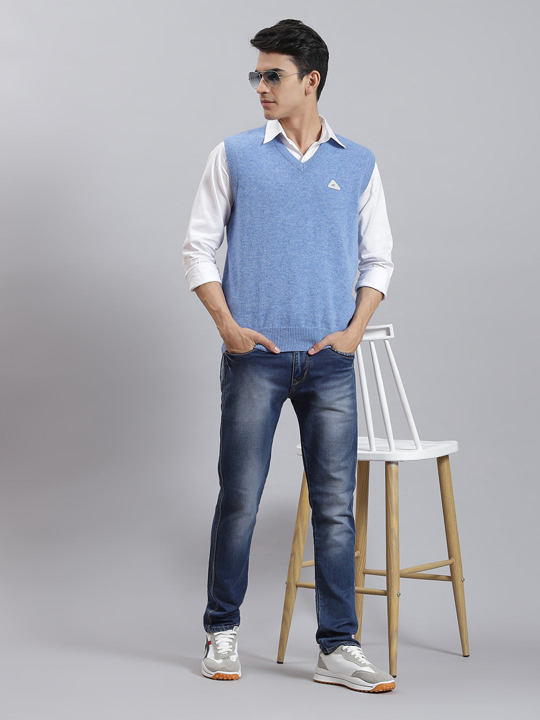 Men Blue Solid V Neck Sleeveless Sweaters/Pullovers