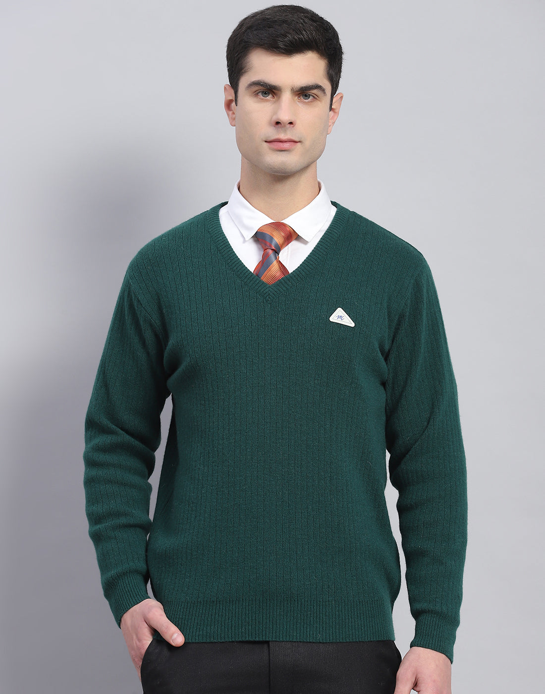 Men Green Solid V Neck Full Sleeve Pullover
