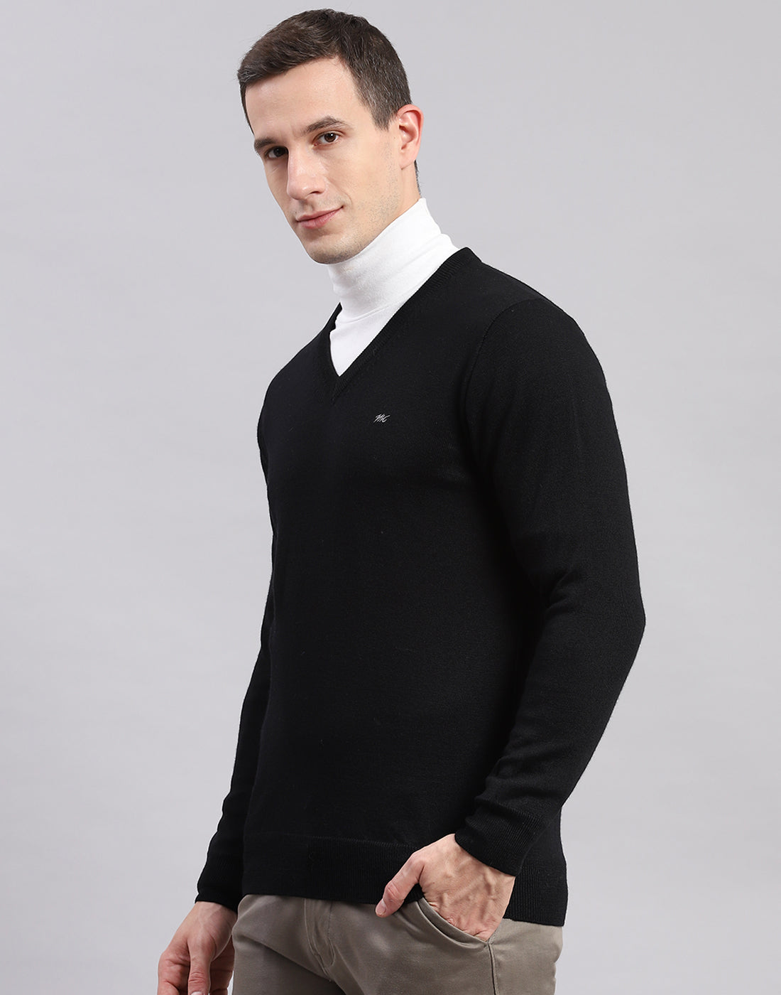 Men Black Solid V Neck Full Sleeve Sweaters/Pullovers