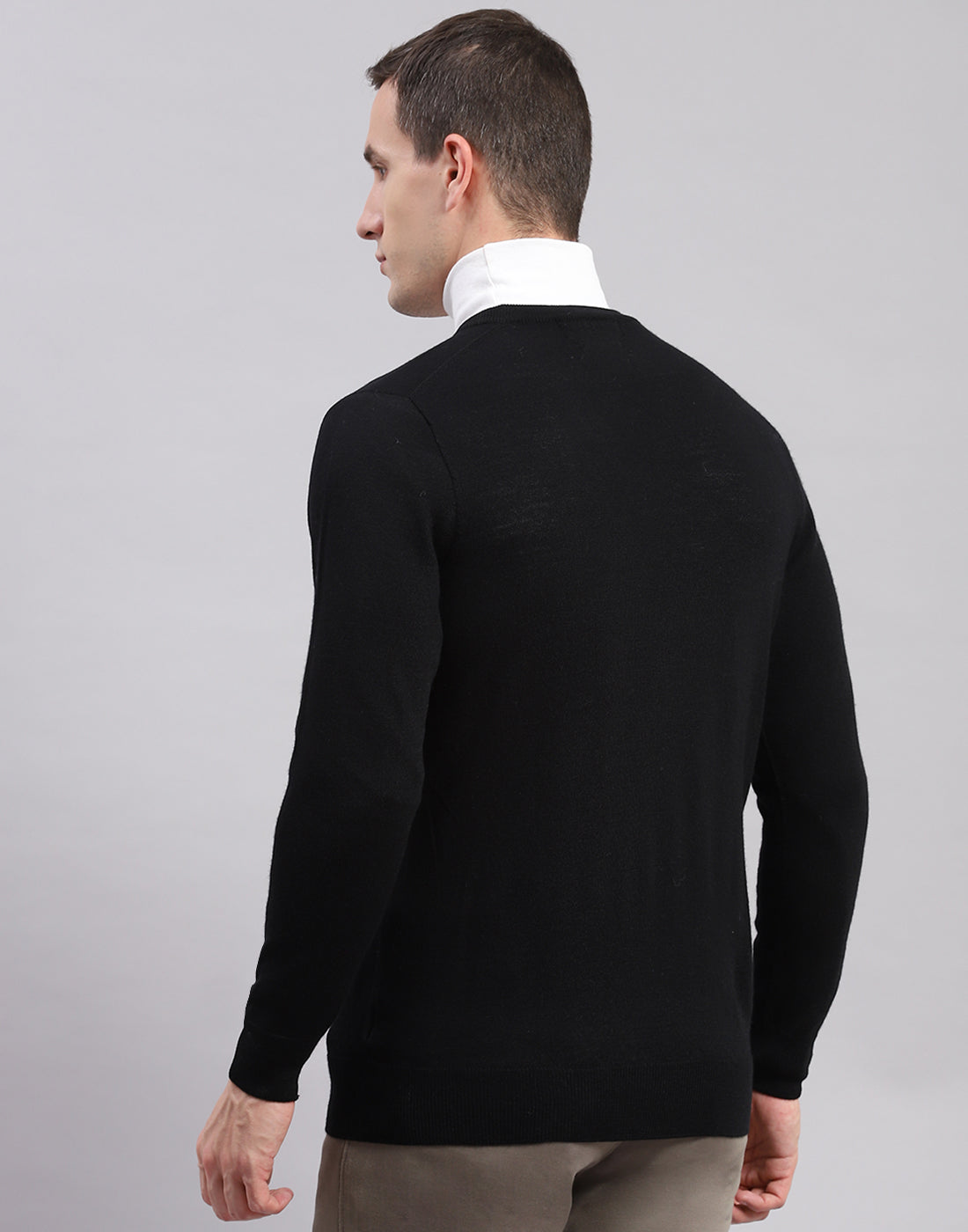 Men Black Solid V Neck Full Sleeve Sweaters/Pullovers