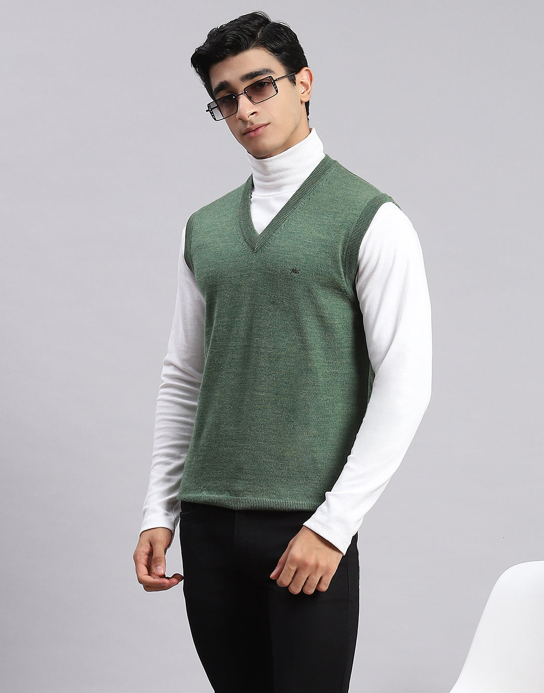 Men Green Solid V Neck Sleeveless Sweaters/Pullovers