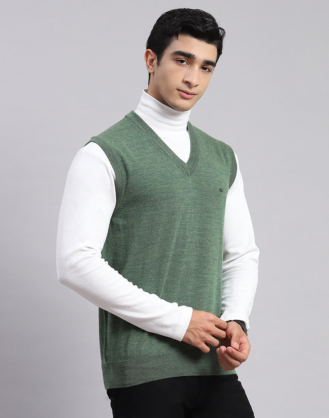 Men Green Solid V Neck Sleeveless Sweaters/Pullovers