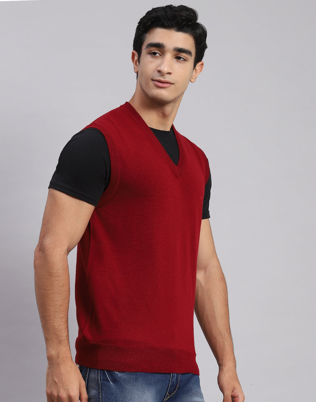 Men Maroon Solid V Neck Sleeveless Sweaters/Pullovers