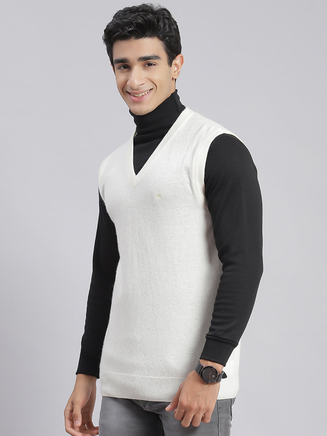 Men White Solid V Neck Sleeveless Sweaters/Pullovers