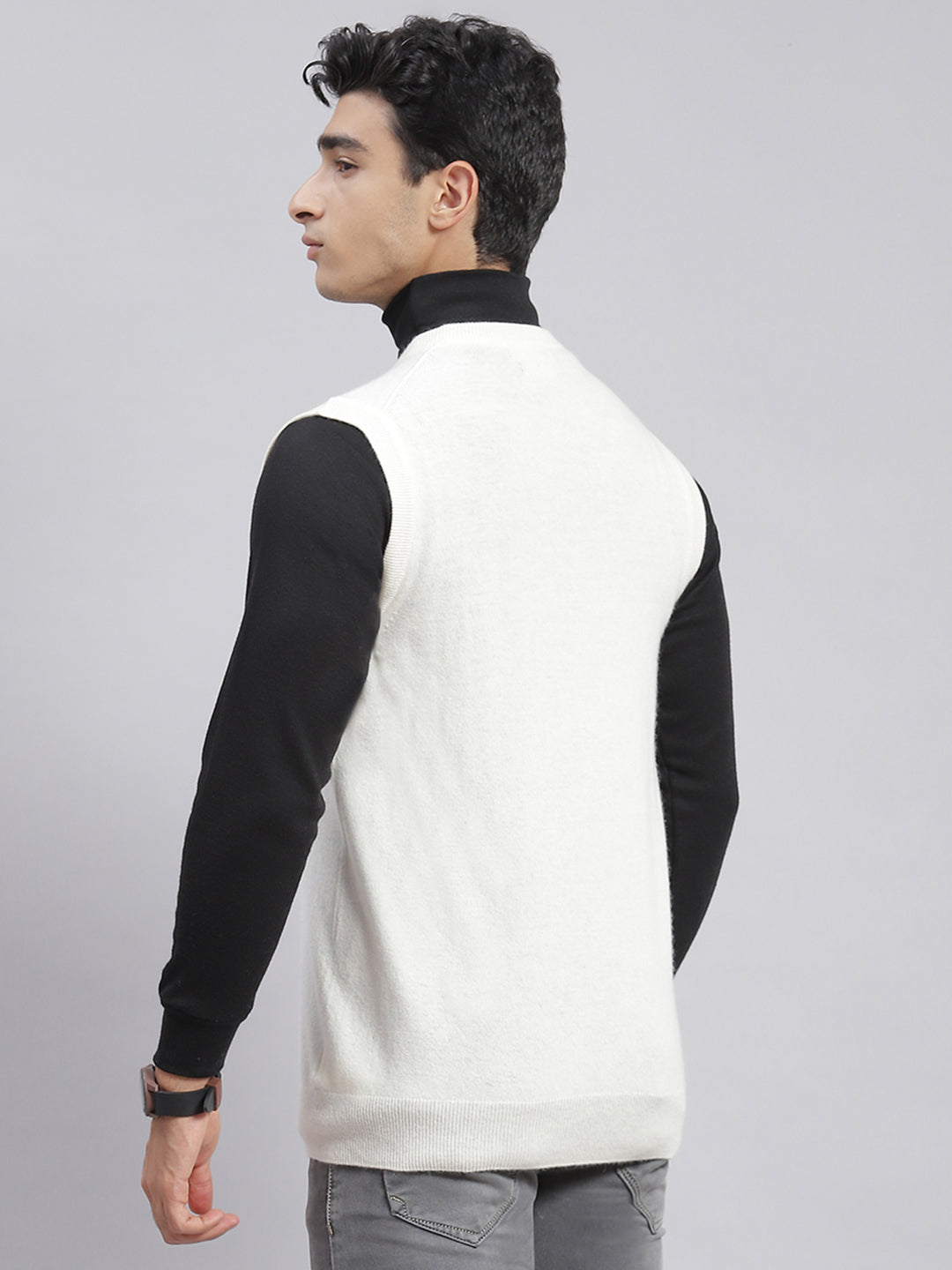 Men White Solid V Neck Sleeveless Sweaters/Pullovers