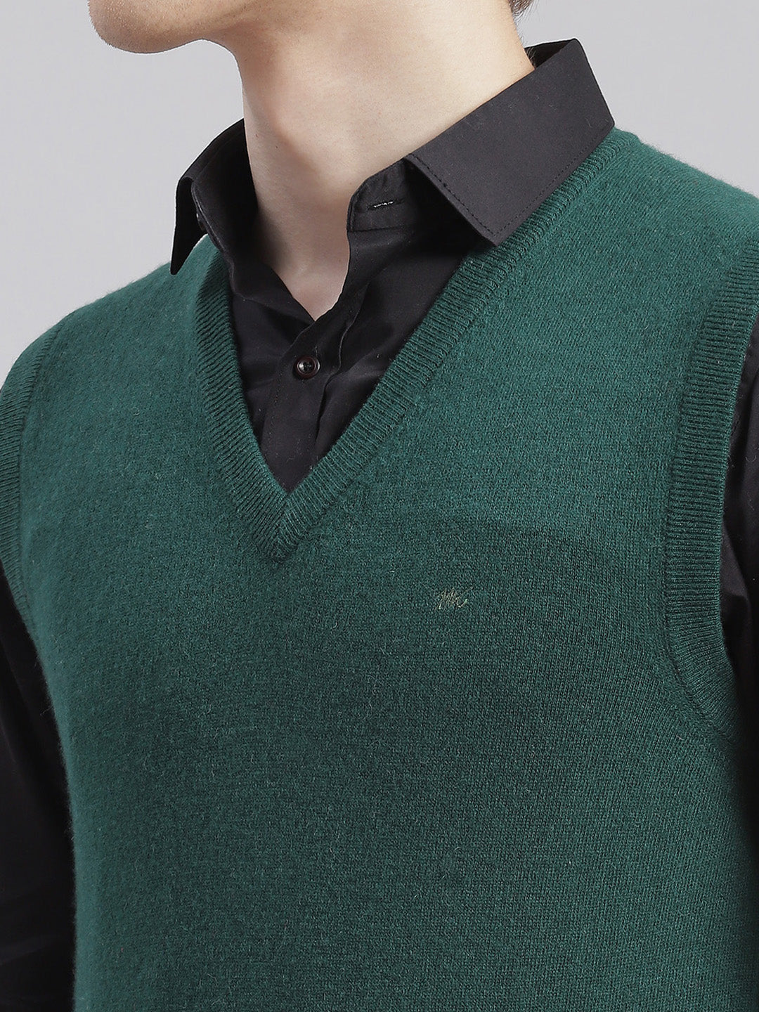 Men Green Solid V Neck Sleeveless Sweaters/Pullovers