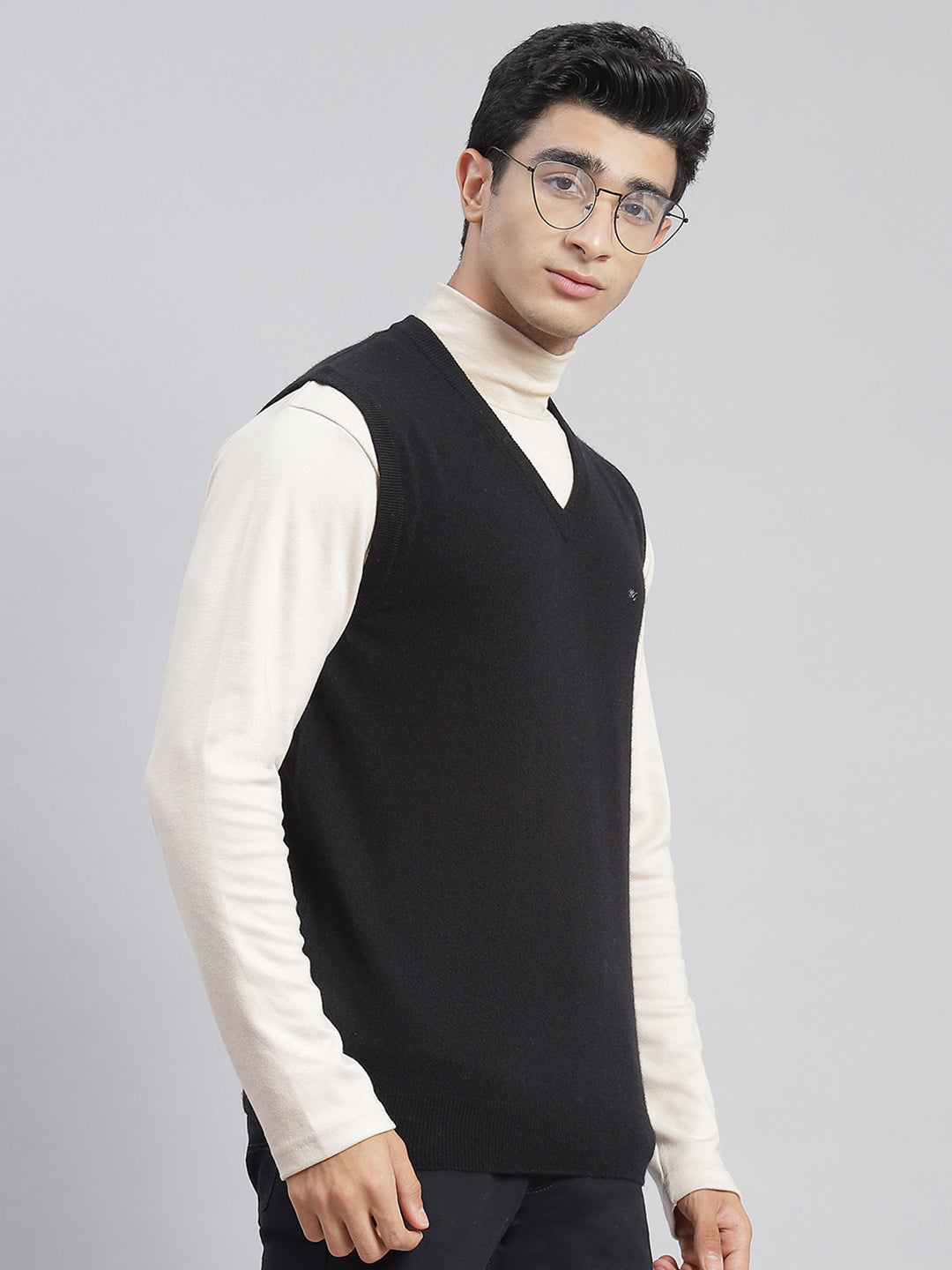 Men Black Solid V Neck Sleeveless Sweaters/Pullovers