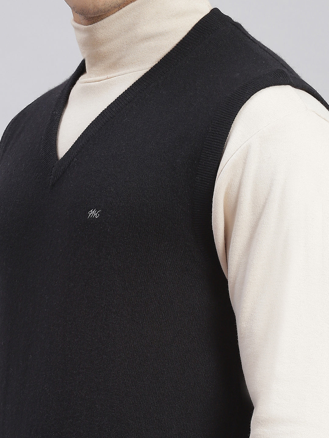Men Black Solid V Neck Sleeveless Sweaters/Pullovers
