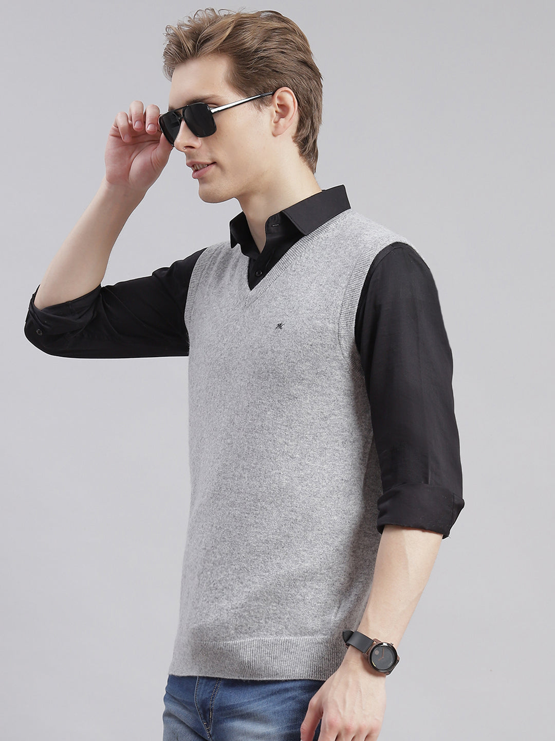 Men Grey Solid V Neck Sleeveless Sweaters/Pullovers